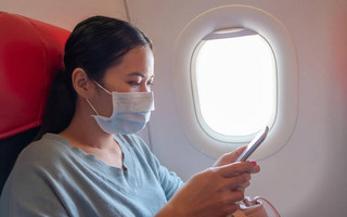 Ταξίδι με αεροπλάνο: Επιβίβαση μόνο με μάσκα αλλά πιο δύσκολη η επιβολή του μέτρου εντός του αεροσκάφους