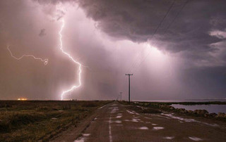 Φωτιά από κεραυνό στην Αταλάντη
