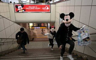 Ανοίγει και πάλι η Disneyland του Τόκιο, συστάσεις στους επισκέπτες «να μη φωνάζουν» από ενθουσιασμό
