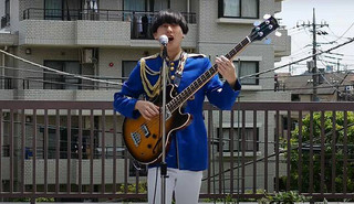 Μέλος του ιαπωνικού συγκροτήματος Pyramidos τραγουδά το παραδοσιακό «Τίνος είναι η κούπα»