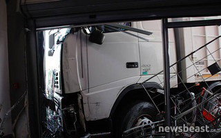 Πρώτες εικόνες από το φορτηγό που έπεσε σε κατάστημα στην Πειραιώς