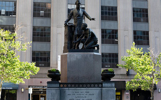 Η Βοστόνη απομακρύνει άγαλμα του Λίνκολν με γονατισμένο μαύρο σκλάβο