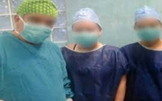 Φωτογραφία ντοκουμέντο: Ο ψευτογιατρός ποζάρει στο χειρουργείο με το νυστέρι στο χέρι