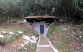 Το εκκλησάκι στην Κέρκυρα χωμένο μέσα σε σπηλιά