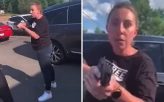 ΗΠΑ: Λευκή γυναίκα σημαδεύει με το όπλο της μια μαύρη και την κόρη της