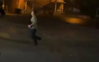 Kyle Rittenhouse: Το σοκαριστικό βίντεο με τον 17χρονο στο Ουισκόνσιν που πυροβολεί και δολοφονεί διαδηλωτές