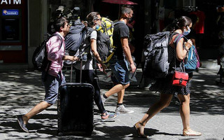 «Η Ελλάδα ήταν η μεγαλύτερη πηγή εισαγωγής κορονοϊού στη Βρετανία το καλοκαίρι»