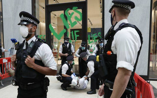 Χειροπέδες σε δυο ακτιβιστές για το κλίμα από τη βρετανική αστυνομία