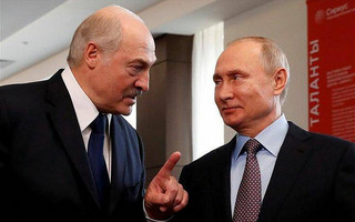 Ο Πούτιν προσκαλεί τον Λουκασένκο στη Μόσχα τη στιγμή που στη Λευκορωσία φουντώνουν οι αντικυβερνητικές διαδηλώσεις