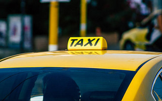 Συλλήψεις οδηγών ταξί στην Αττική για «πειραγμένα» ταξίμετρα &#8211; Παράβαση και για βρώμικο όχημα