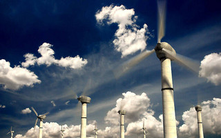 Η απομάκρυνση από τις Ανανεώσιμες Πηγές Ενέργειας διατηρεί ψηλά τις τιμές του ηλεκτρικού ρεύματος στην Ελλάδα