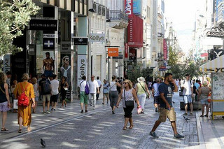 Κόσμος περπατά στην Ερμού Κόσμος περπατά στην Ερμού