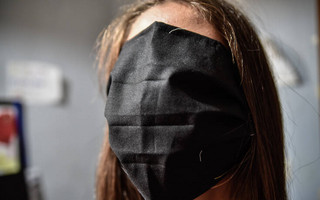 Οι τεράστιες μάσκες στα σχολεία έγιναν θέμα ακόμα και στη Ρωσία