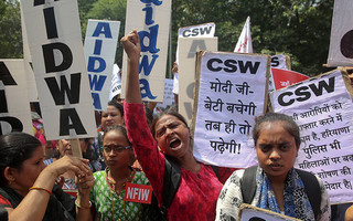 Ινδία: 19χρονη θύμα βιασμού πέθανε έπειτα από εβδομάδες &#8211; Κάθε 15 λεπτά κατά μέσο όρο, μια γυναίκα πέφτει θύμα βιασμού