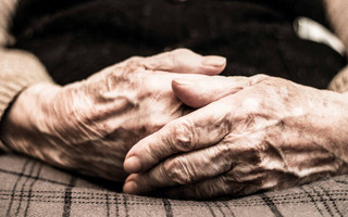 Χέρια ηλικιωμένης γυναίκας Χέρια ηλικιωμένης γυναίκας