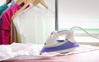 Πώς να «σιδερώσετε» τα ρούχα σας χωρίς στην ουσία να τα σιδερώσετε