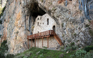 Η μονή που κρέμεται σε απόκρημνο βράχο του Παρνασσού