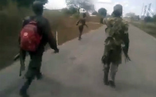 Εικόνες – φρίκη: Άντρες με στρατιωτικές στολές χτυπούν και σκοτώνουν γυμνή γυναίκα