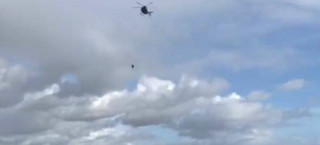 Βίντεο που κόβει την ανάσα: Έπεσε από ελικόπτερο σε ύψος 40 μέτρων χωρίς αλεξίπτωτο