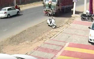 Απίστευτο βίντεο: Αγοράκι παρασύρεται από φορτηγό και&#8230; βγαίνει χωρίς γρατζουνιά