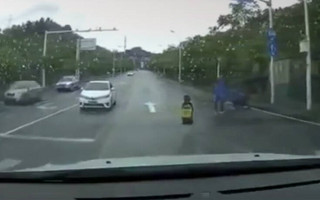 Σοκαριστικό βίντεο: Κοριτσάκι έπεσε από το μηχανάκι και ο πατέρας πήγε και την… κλότσησε με μανία