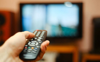 Η πολλή τηλεόραση βλάπτει και στη μέση ηλικία
