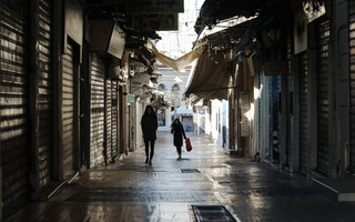 Αλλάζει το όριο ατόμων στα καταστήματα – Ανοίγουν τη Δευτέρα τα πρακτορεία ΟΠΑΠ