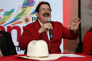Ο πρώην πρόεδρος της Ονδούρας καταγγέλλει ότι συνελήφθη άδικα στο αεροδρόμιο