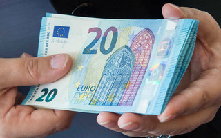 Πώς θα πάρουν τα 800 ευρώ όσοι είναι σε καθεστώς αναστολής συμβάσεων εργασίας