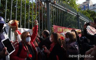 «Η διακίνηση των ιδεών δεν απαγορεύεται» φωνάζουν μέλη της ΑΝΤΑΡΣΥΑ κατά των αστυνομικών στο Πολυτεχνείο