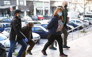 Δολοφονία στη Θεσσαλονίκη: Στον εισαγγελέα η 45χρονη γιαγιά και ο σύντροφος της &#8211; Δείτε εικόνες