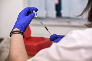 Η γιατρός του «Αττικόν» που εμφάνισε αλλεργία στο εμβόλιο του κορονοϊού τονίζει: Δεν είχα ιστορικό
