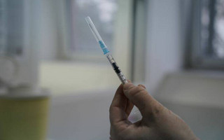 Νοσηλεύτρια απαντά σε όσους θεωρούν το εμβόλιο «φυσιολογικό ορό»