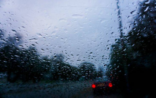 Βροχή και αυτοκίνητα σε δρόμο