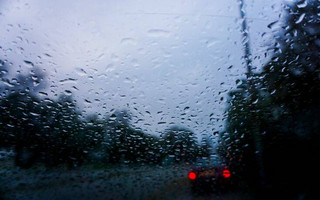 Βροχή και αυτοκίνητα σε δρόμο Βροχή και αυτοκίνητα σε δρόμο