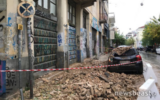 Μεταξουργείο: Στέγη εγκαταλελειμμένου κτιρίου έπεσε σε αυτοκίνητα
