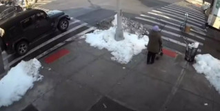 Βίντεο &#8211; σοκ: Οδηγός παρασύρει και παρατάει ηλικιωμένη και παιδάκι