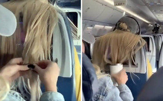 Επιβάτης αεροπλάνου κολλούσε τσίχλες στα μαλλιά της μπροστινής και τα βουτούσε στον καφέ