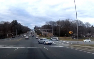 Κάμερα ασφαλείας καταγράφει τρελή πορεία αυτοκινήτου