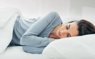 Πώς ο ύπνος μπορεί να επηρεάσει την εικόνα της επιδερμίδας σας