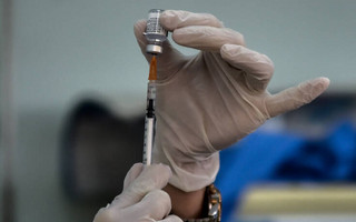 Αίτημα από 38 ευρωβουλευτές: Να εξασφαλιστούν ως δημόσια αγαθά τα εμβόλια κατά του κορονοϊού