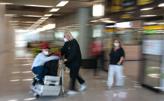 Ταξιδιώτες με αποσκευές στο αεροδρόμιο
