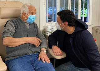 Εμβολιάζονται οι ηλικιωμένοι άνω των 85: Στο νοσοκομείο ΕΛΠΙΣ ο Βασίλης Κικίλιας