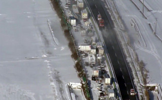 Απίστευτες εικόνες από καραμπόλα 130 αυτοκινήτων εξαιτίας του χιονιά στην Ιαπωνία