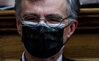 Σωτήρης Τσιόδρας: Με διπλή μάσκα προστασίας εμφανίστηκε στη Βουλή