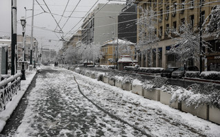Χιόνια στην Αττική: Ποιοι δρόμοι έχουν κλείσει – Η κατάσταση στην υπόλοιπη χώρα