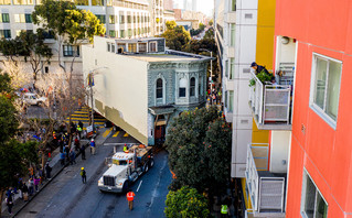 Σαν Φρανσίσκο: Ένα ολόκληρο σπίτι ηλικίας 139 ετών μεταφέρθηκε σε άλλη διεύθυνση