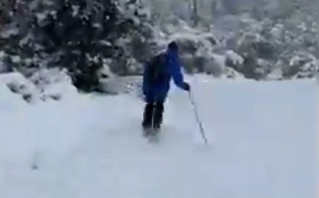 Κακοκαιρία Μήδεια: Ο πρέσβης της Νορβηγίας κάνει σκι στη… Φιλοθέη