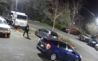 Βίντεο με τη σοκαριστική στιγμή που άντρας πυροβολεί δύο αγνώστους σε πάρκινγκ – «Ο φίλος μου πεθαίνει, μόλις μας πυροβόλησαν»