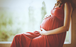 Η σπάνια «διπλή εγκυμοσύνη» γυναίκας που έμεινε ξανά έγκυος τρεις εβδομάδες μετά τη σύλληψη του γιου της
